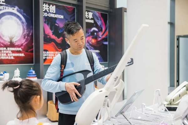 N配资 戴上智能眼镜，弹着无弦吉他……模速空间智能产品“圈粉”市民