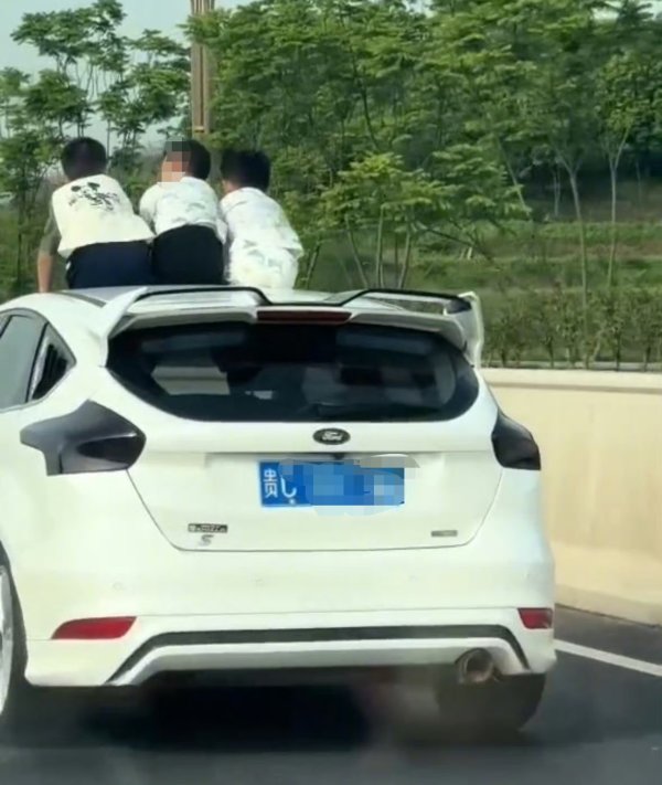 创盈在线 紫牛热点︱3名孩子坐车顶天窗处看风景！假期携娃自驾游，这些安全细节别疏忽