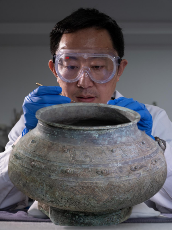 惠盈财富 从国宝文物到家中玩具，文物修复师任俊锋的“妙手回春”｜大国工匠·文物医生