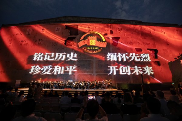 恒富配资 8K巨幕点亮四行仓库！西墙“复活”，英雄赞歌响彻苏州河畔