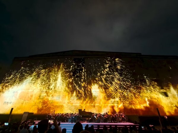 宏益配资 一面墙，一首曲，一束光！今晚，他们在四行仓库致敬英雄