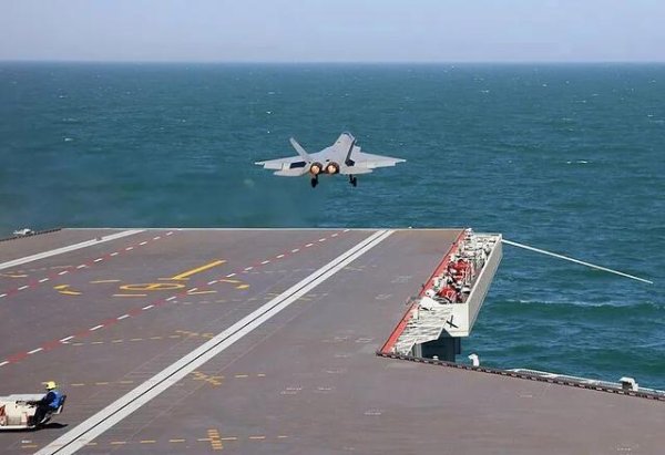 广盛网 福建舰弹射歼-35后，看着还在画大饼的美军，美媒说了2个字